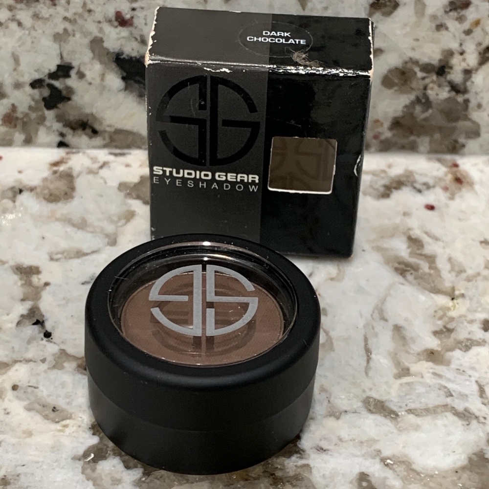☘️4/$26 Studio Gear matte shadow full size NWT - Picture 2 of 3